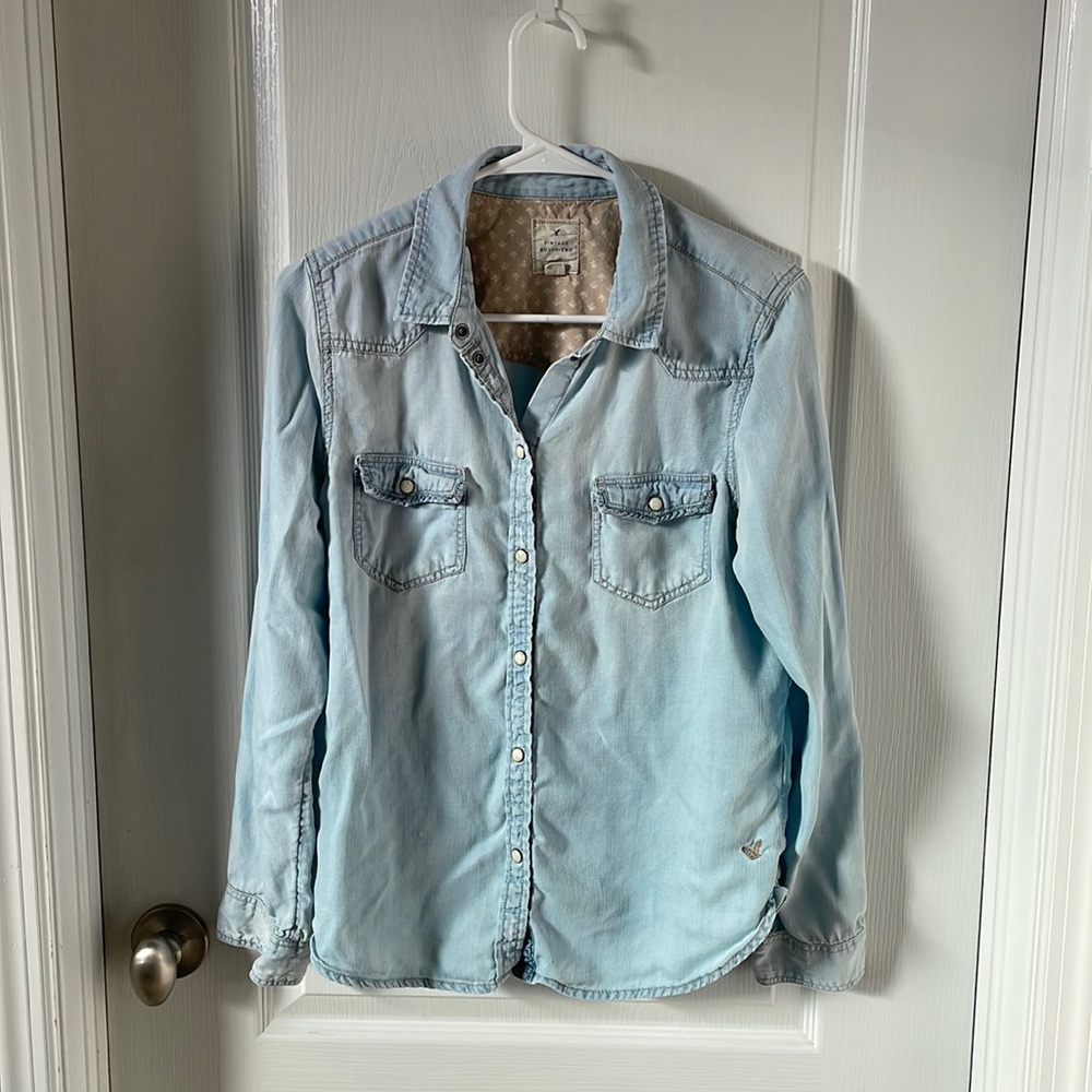 American Eagle 🦅 Vintage Boyfriend Soft Denim, Pearl Button down